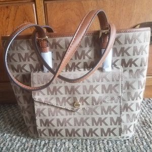Michael Kors Jet Set Signature Tote Handbag NEW!!!